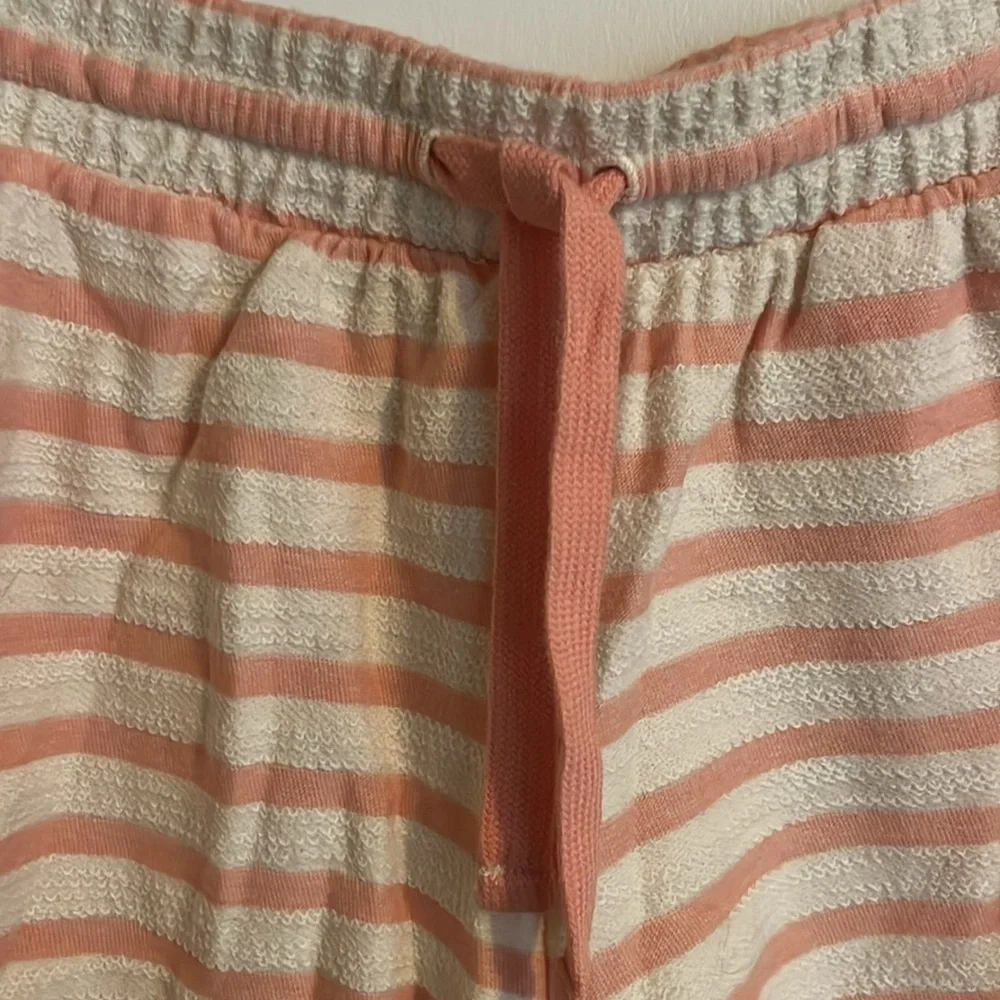 NWT Old Navy Terry Cloth Shorts Size Medium - Picture 2 of 3